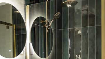 Toalettartikler (inkludert), hårføner og håndklær