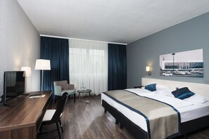 Hypo-allergenic bedding, down comforters, in-room safe, desk