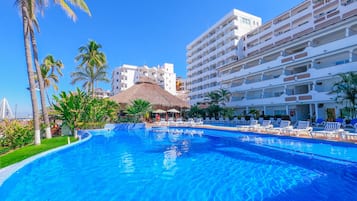 2 albercas al aire libre