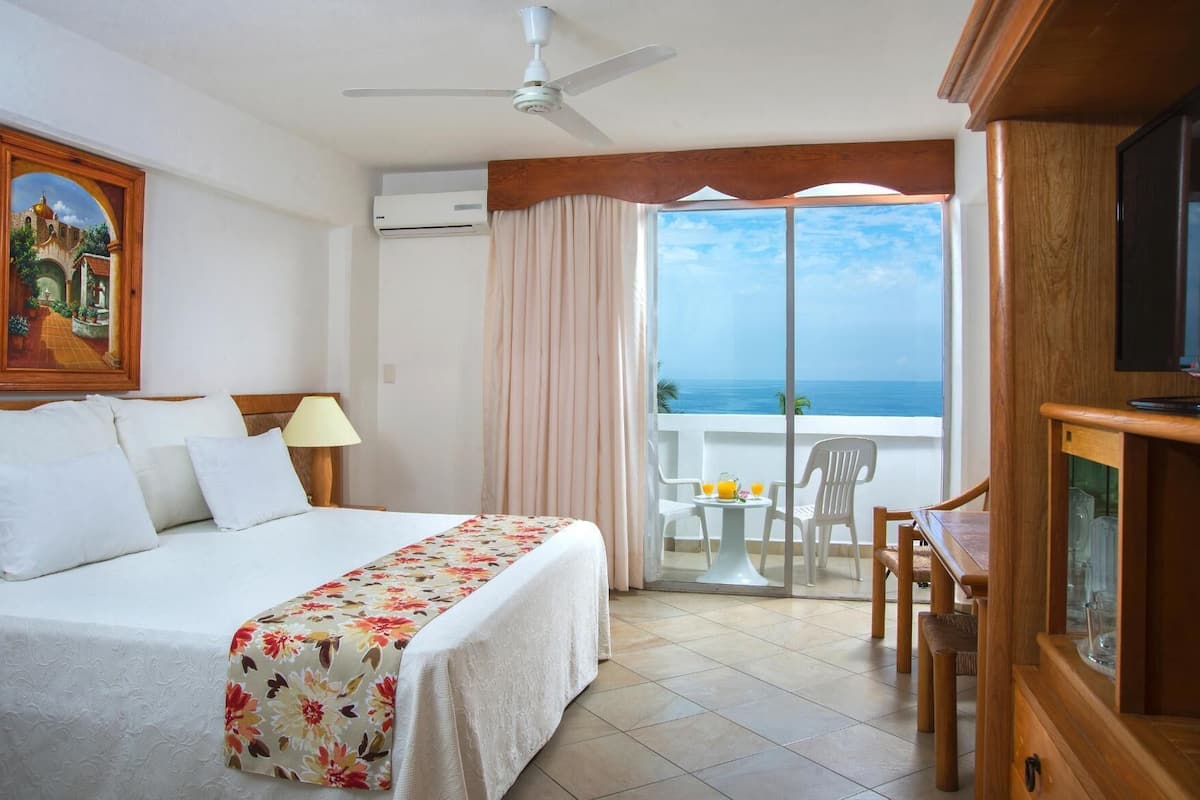 In-room safe, free WiFi, bed sheets