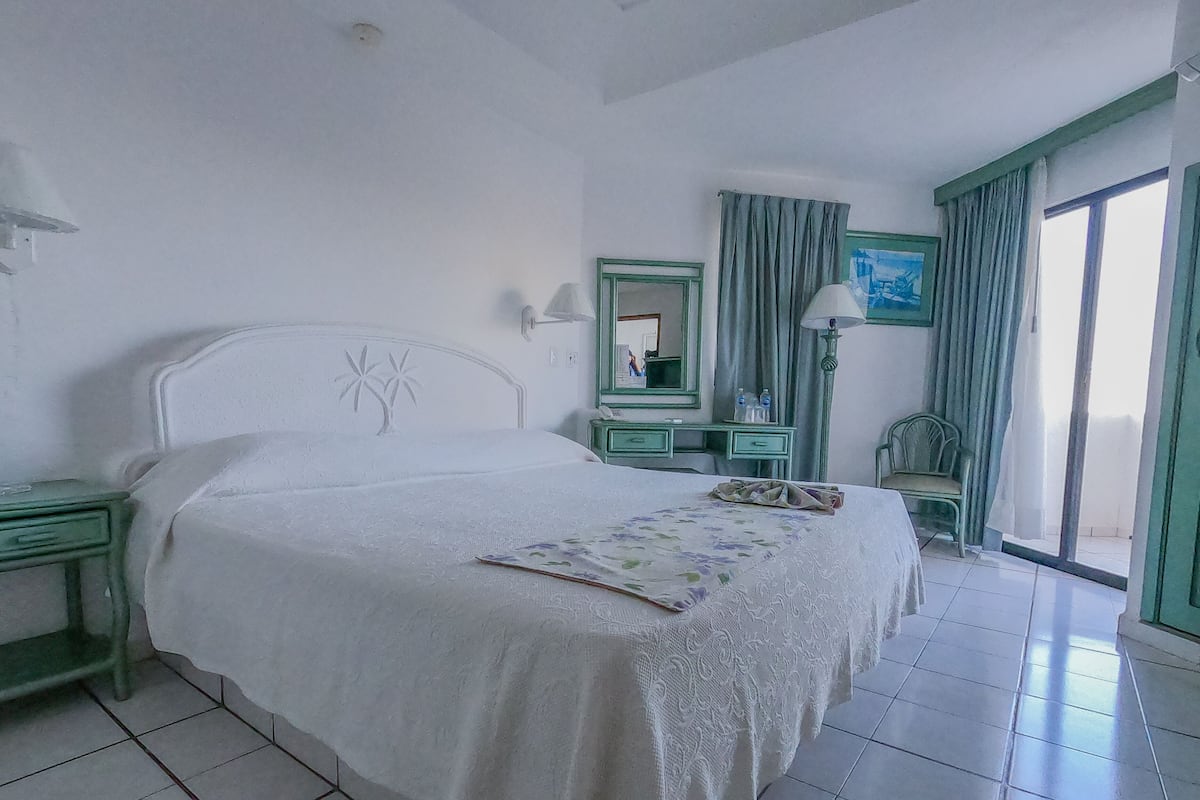 In-room safe, free WiFi, bed sheets