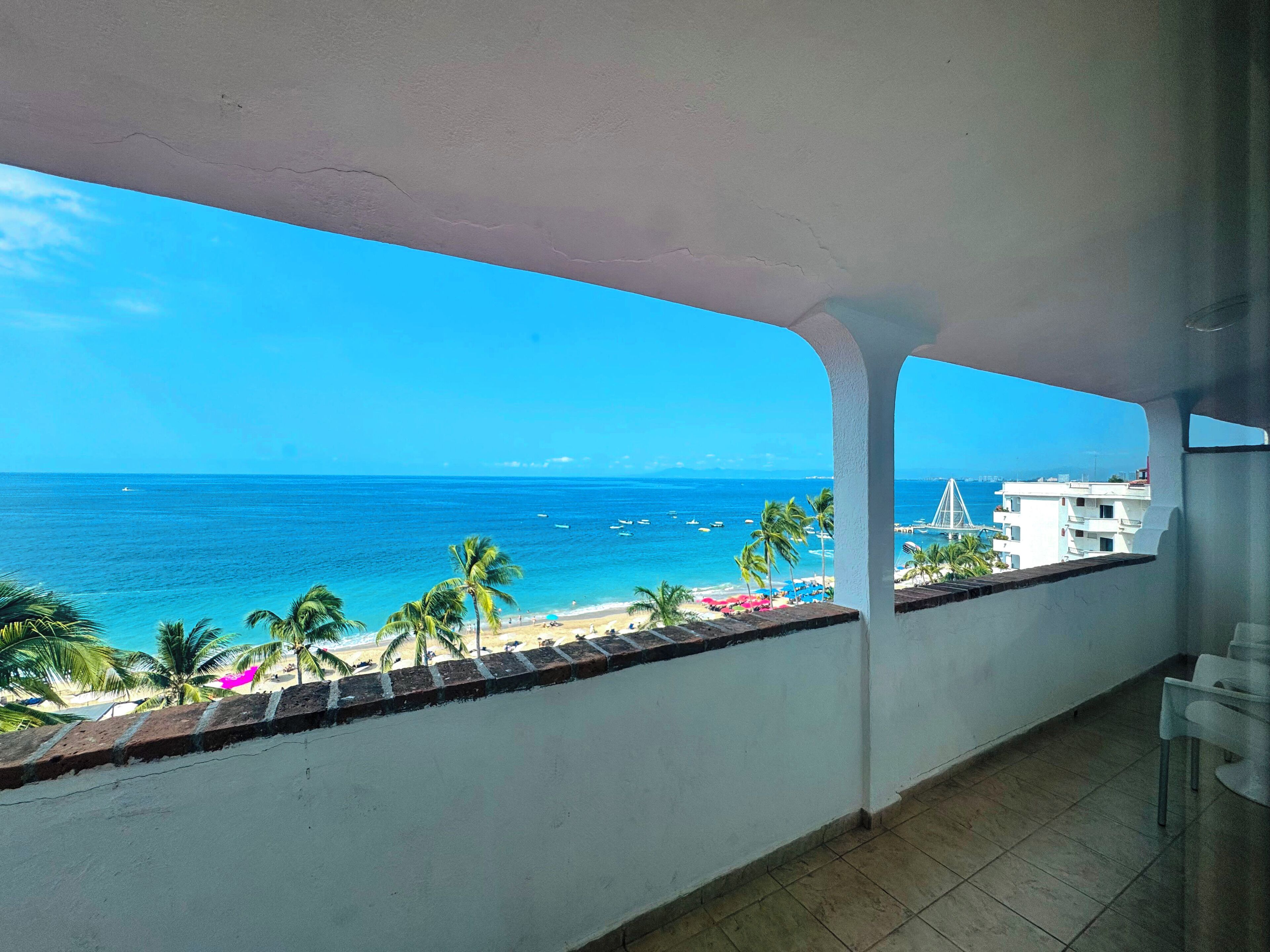 Un balcón con vista a la playa y al océano.