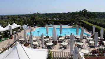 AuĂenpool (je nach Saison geöffnet), LiegestĂŒhle