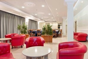 Lobby sitting area - Hotel Villa Medici (Rocca San Giovanni)