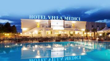 Hồ bơi ngoài trời phục vụ theo mùa, ghế dài tắm nắng