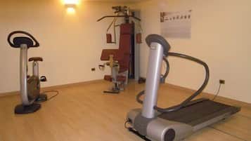Ett rum med löpband, crosstrainer och motionscykel.