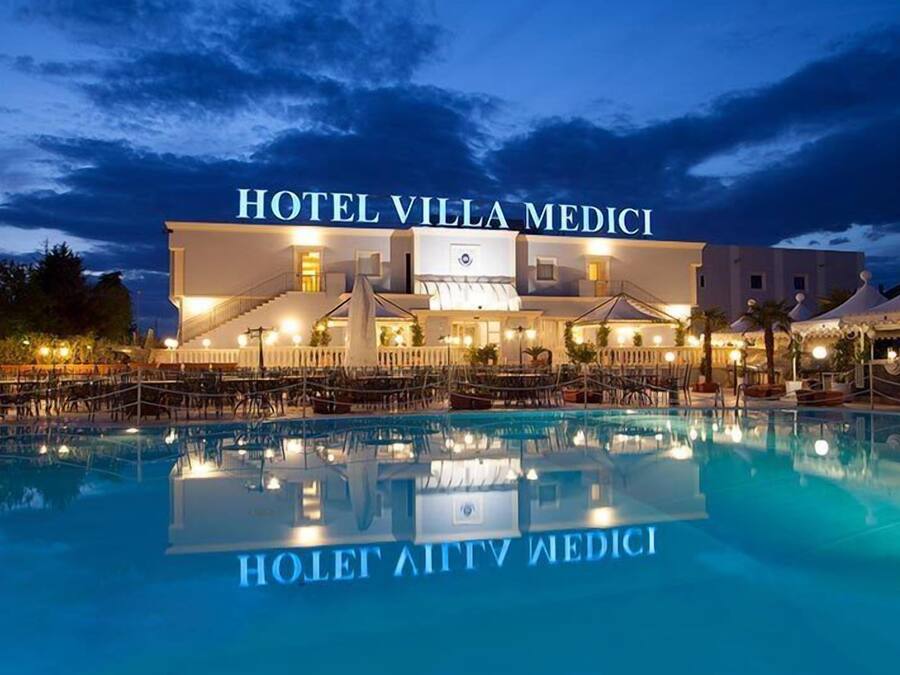Piscina externa sazonal, funciona das 9h às 20h, espreguiçadeiras