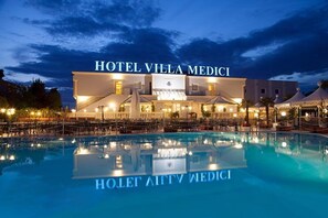 L'hôtel Villa Medici dispose d'une piscine et d'un espace extérieur aménagé avec des sièges.