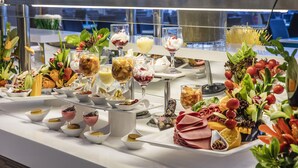Un buffet proposant une variété de plats et de boissons.