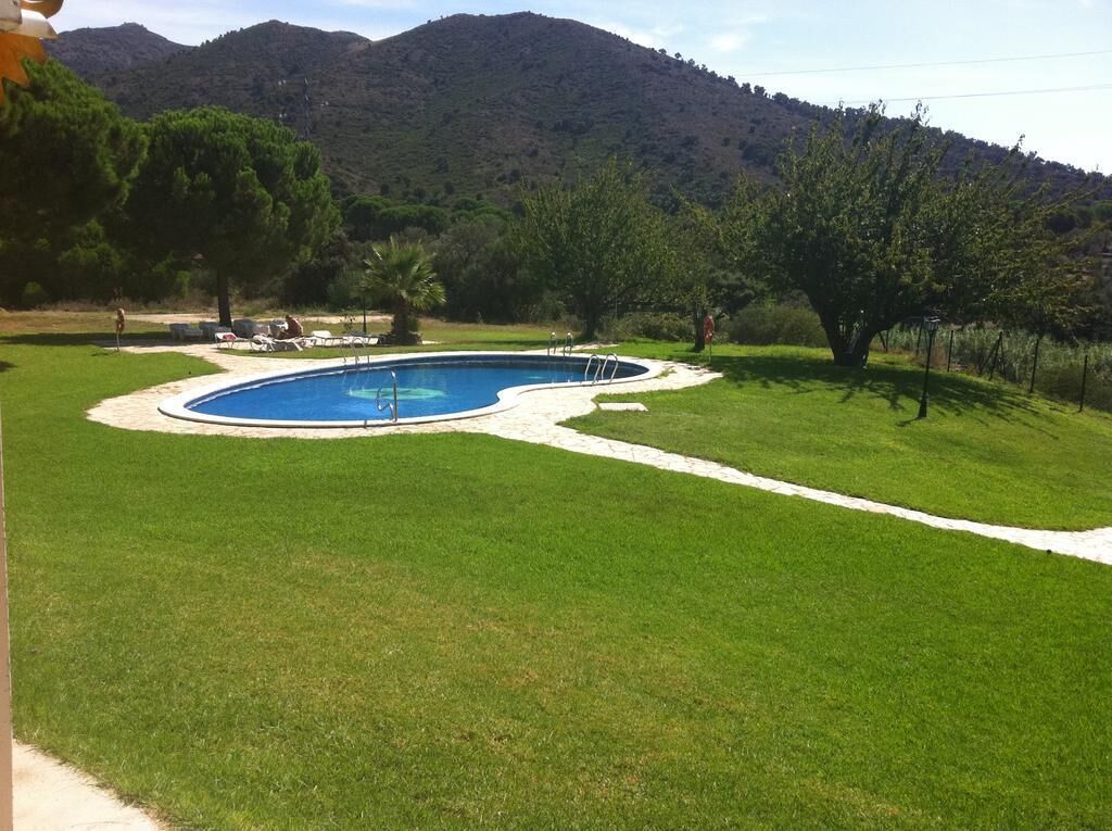 Een seizoensgebonden buitenzwembad, parasols voor strand/zwembad