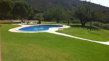 Piscine extérieure (ouverte en saison), parasols de plage
