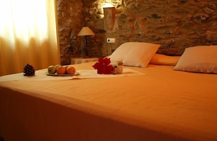 Escritorio, cortinas blackout, sistema de insonorización y wifi