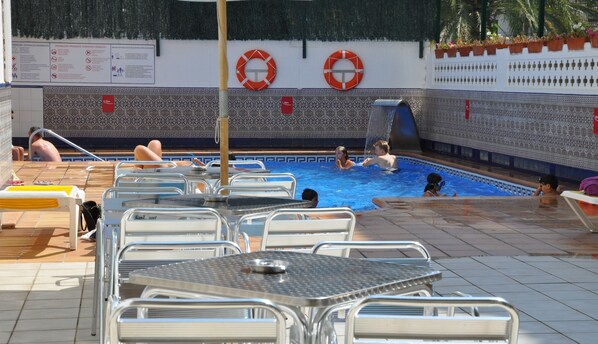 Outdoor pool, pool loungers - Safari Hotel (Calella)