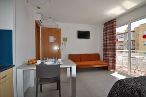 Basic-værelse til 3 personer - byudsigt | Stue | LED-tv