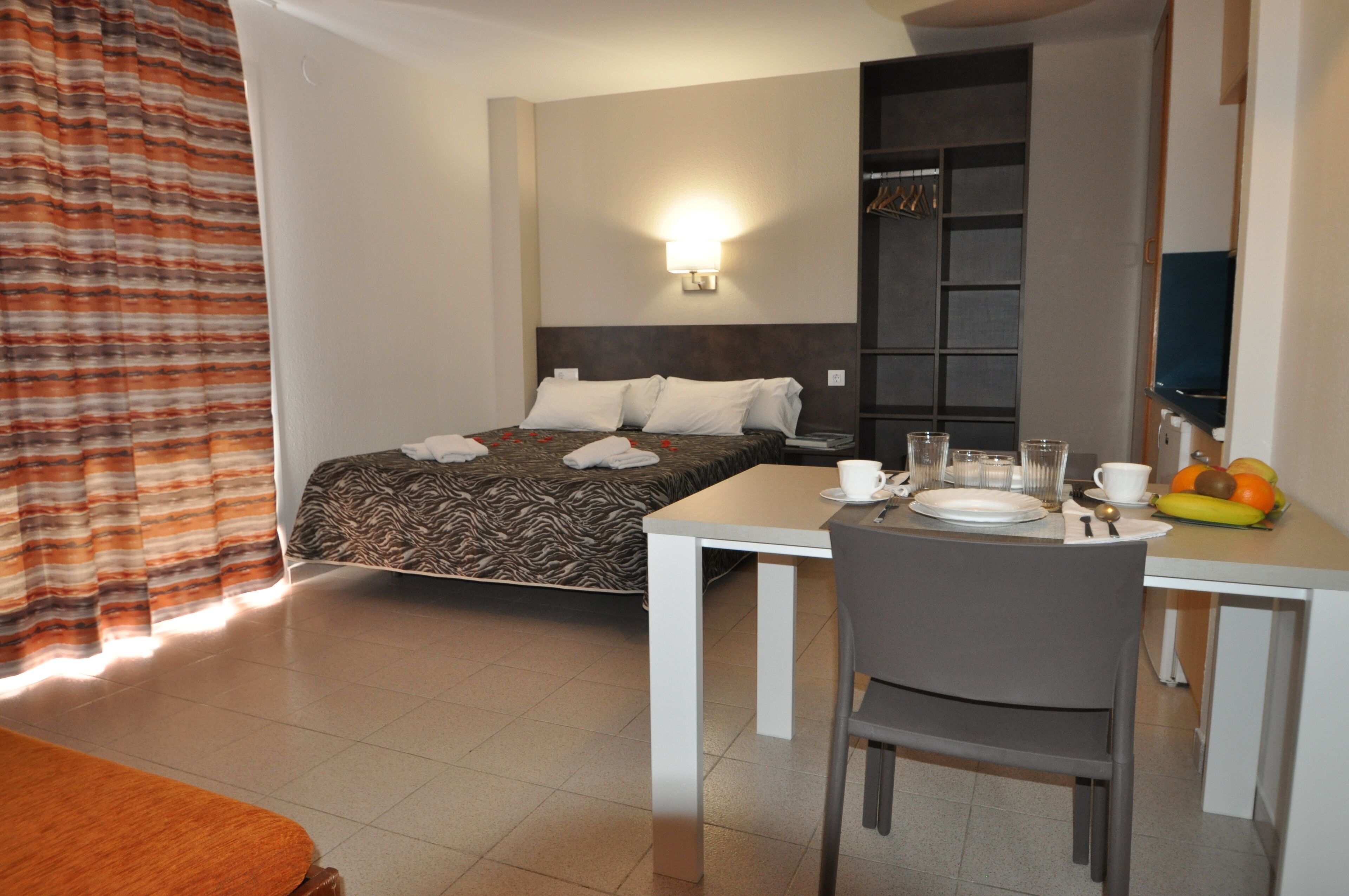 Coffres-forts dans les chambres, Wi-Fi gratuit, draps fournis