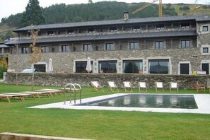 Outdoor pool, pool loungers - Hotel Bernat De So (Llívia)