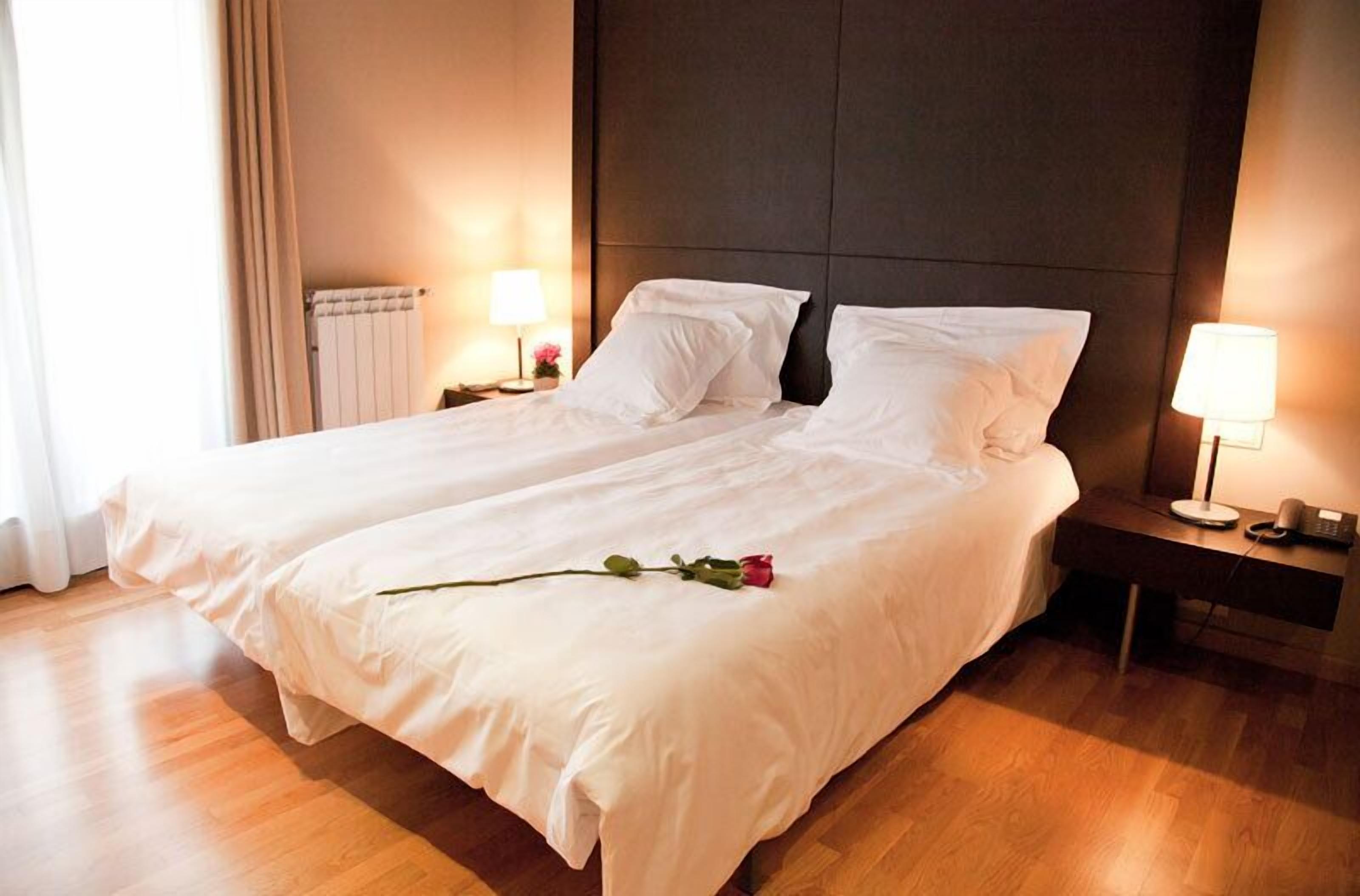 Caja de seguridad en la habitación, escritorio y cortinas blackout 