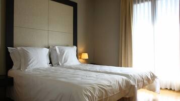 Caja fuerte, escritorio, cortinas opacas y wifi gratis