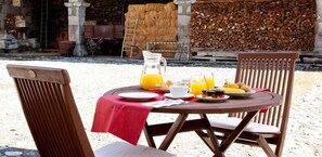 Se sirven cenas (con mesas al aire libre) 