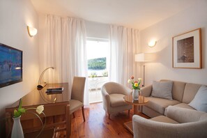 Minibar, in-room safe, desk