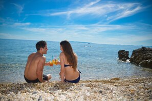 Beach nearby, sun loungers, beach umbrellas, beach towels - Family Hotel La Luna (Novalja)