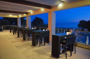 2 bars/lounges, swim-up bar, poolside bar - Family Hotel La Luna (Novalja)