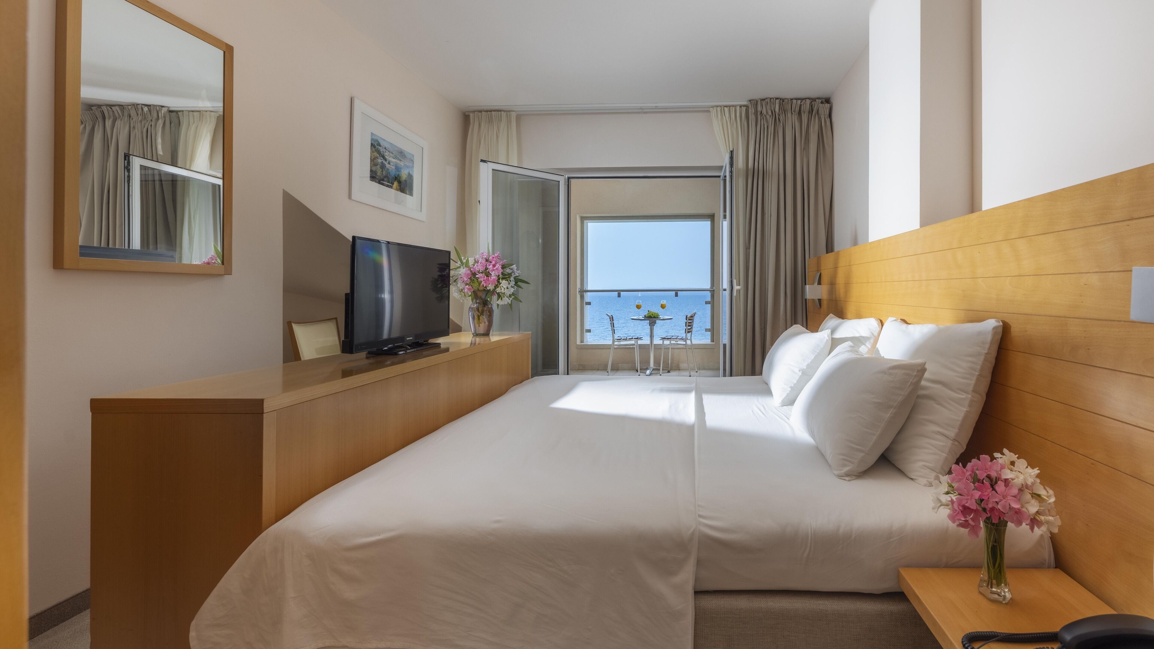 Minibar, két bảo mật tại phòng, bàn 