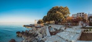 Plage à proximité, chaise longue, parasol, serviettes de plage