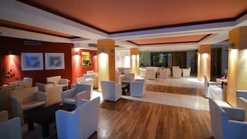 2 bares o lounges, bar en la alberca, bar junto a la alberca