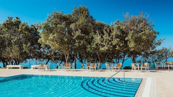 Inomhuspool, en sÀsongsöppen utomhuspool, gratis cabanor och parasoller