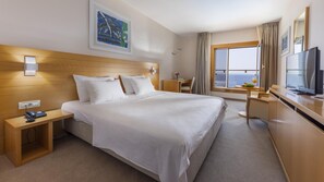 Minibar, in-room safe, desk, laptop workspace - Family Hotel La Luna (Novalja)