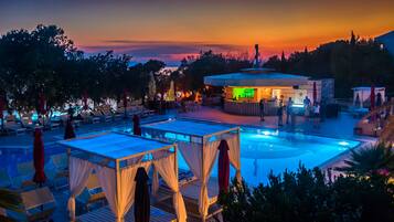 Boendets fasad - kväll/natt