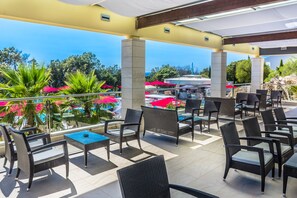 Terrace/patio - Family Hotel La Luna (Novalja)