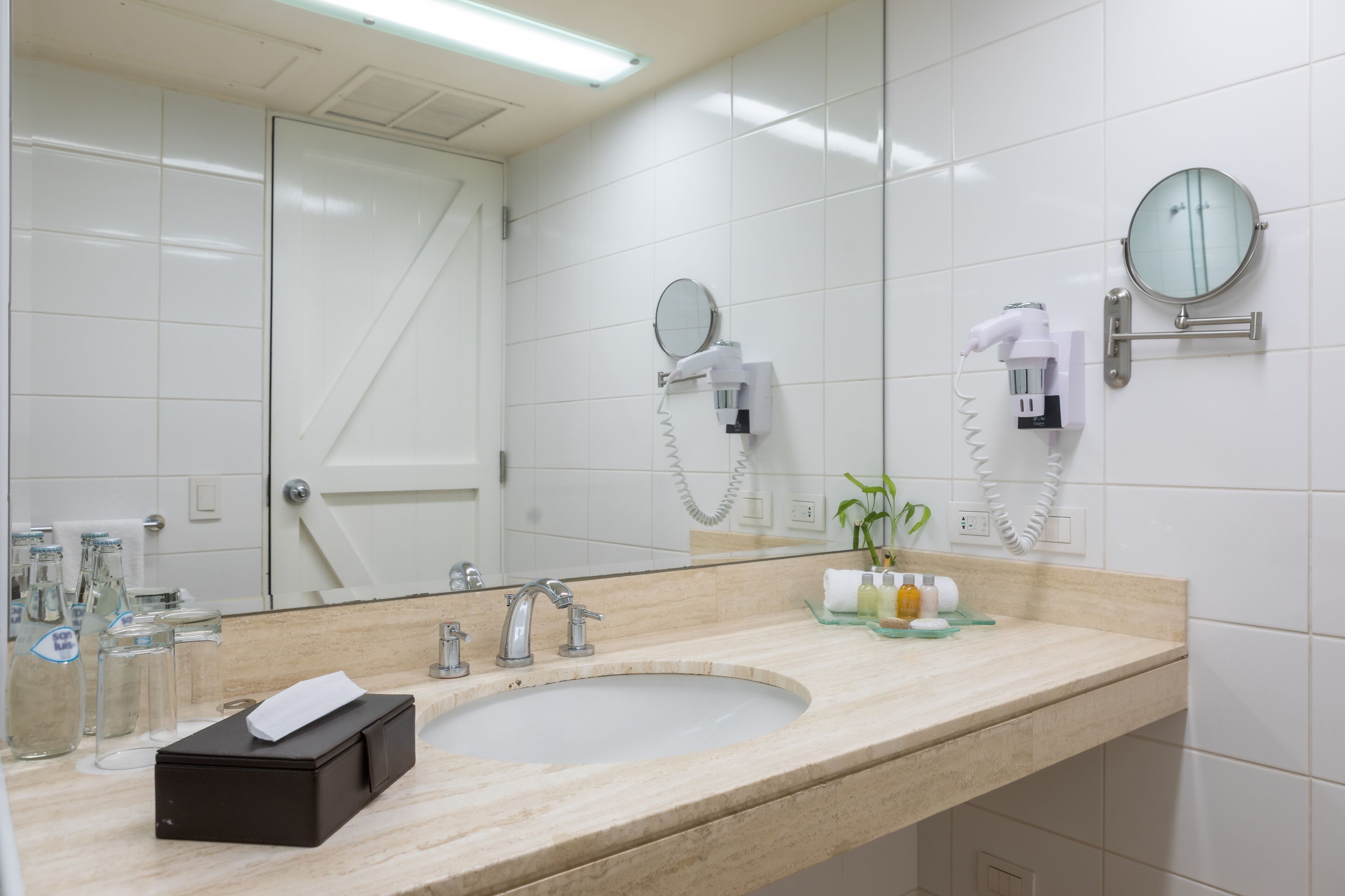 Bathroom | Free toiletries, hair dryer, bathrobes, towels