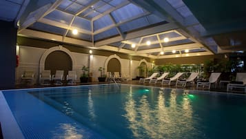 Indoor pool, sun loungers