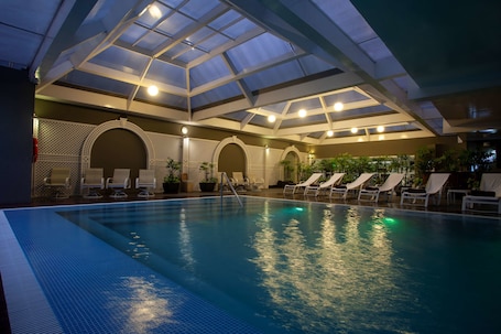 Indoor pool, sun loungers