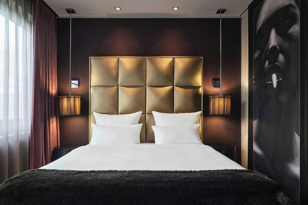 Quarto conforto, 1 cama Queen, vista para o pátio | Roupas de cama premium, frigobar, cofres nos quartos