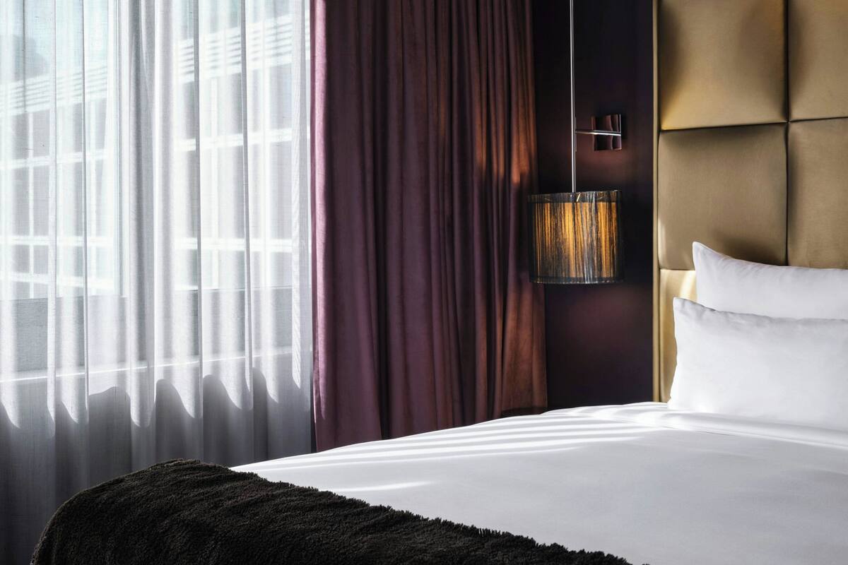 Quarto, 1 cama Queen | Roupas de cama premium, frigobar, cofres nos quartos