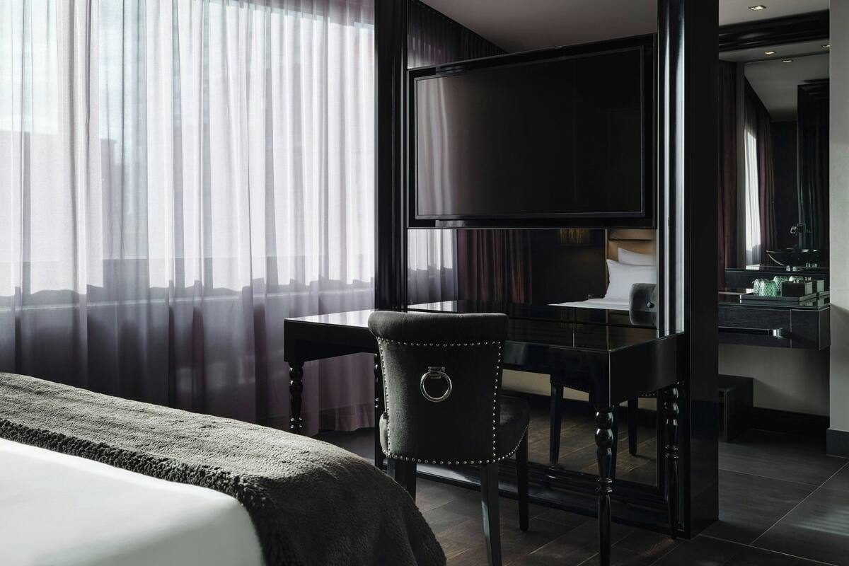 Quarto, 1 cama Queen, vista para o pátio | Roupas de cama premium, frigobar, cofres nos quartos