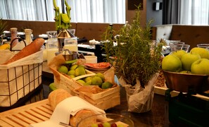 Daily buffet breakfast for a fee - Roomers Frankfurt Central, Autograph Collection (Frankfurt)
