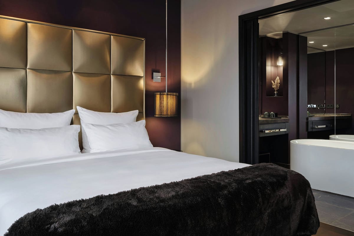 Suíte, 1 cama King, para fumantes, vista para o pátio | Roupas de cama premium, frigobar, cofres nos quartos