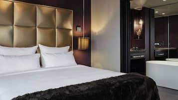 Suite, 1 King Bed, Smoking, Courtyard View | Premium bedding, minibar, in-room safe, soundproofing