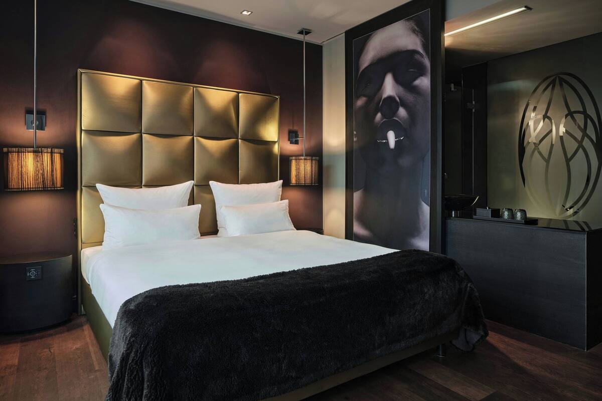 Quarto superior, 1 cama Queen, vista para a cidade | Roupas de cama premium, frigobar, cofres nos quartos