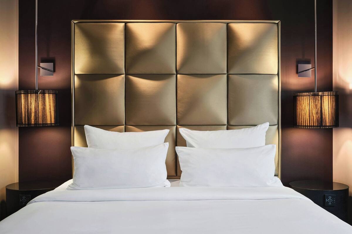 Suíte, 1 cama King, vista para a cidade | Roupas de cama premium, frigobar, cofres nos quartos