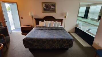 Bàn, màn/rèm cản sáng, bàn ủi/dụng cụ ủi quần áo