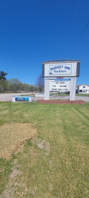 Front of property - Mackinaw Budget Inn (Mackinaw City)