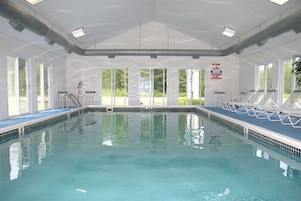 Una piscina techada, una piscina al aire libre