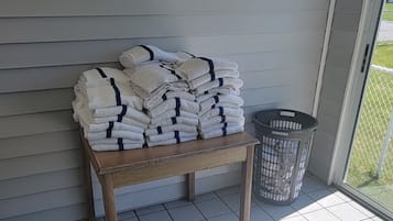 Kolam renang indoor dan kolam renang outdoor