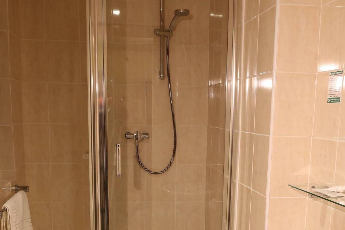 Combined shower/bathtub, free toiletries, hair dryer, towels