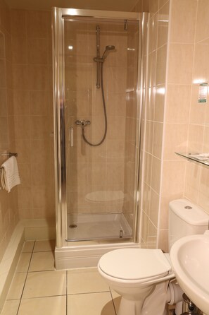 Combined shower/tub, free toiletries, hair dryer, towels